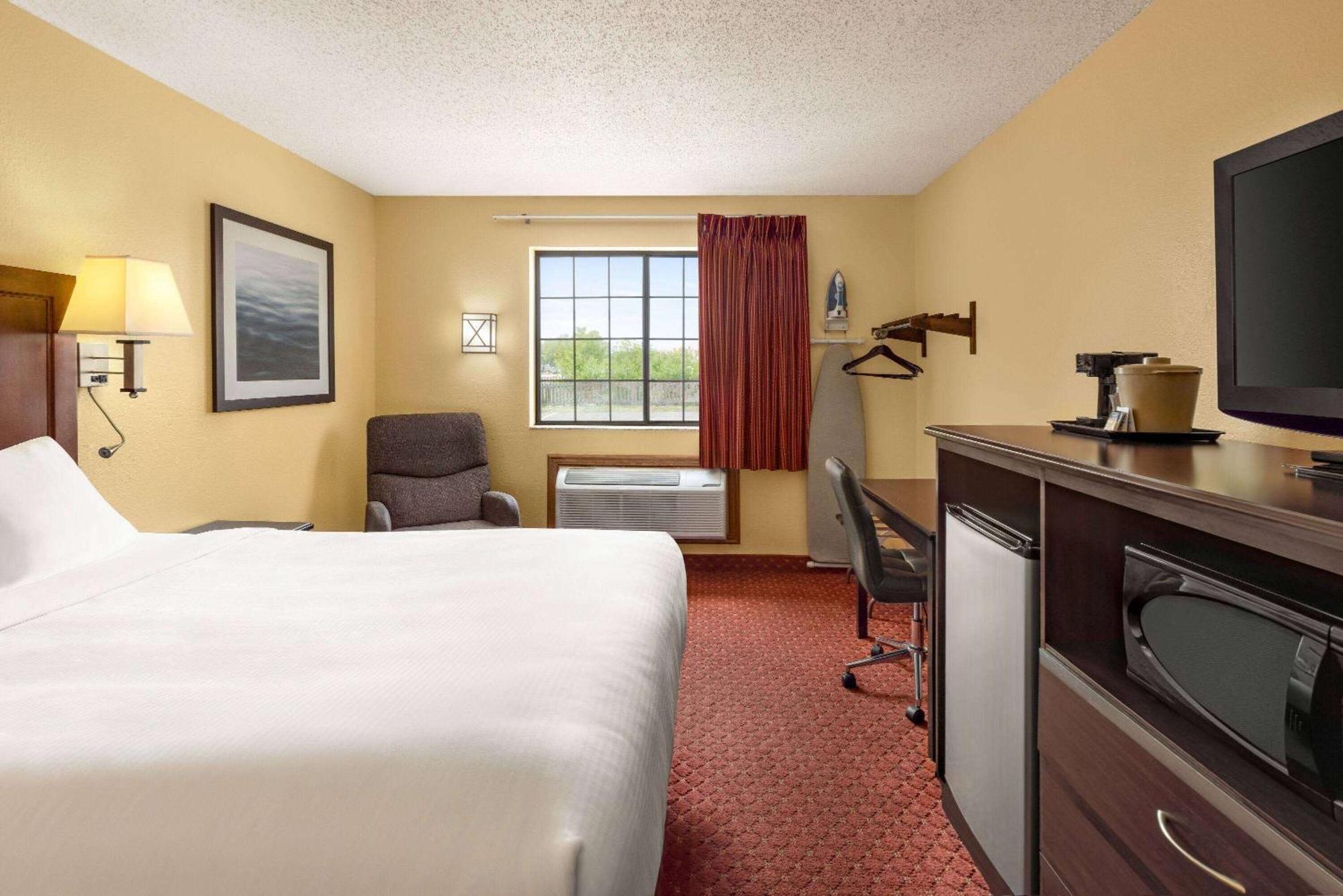 Baymont By Wyndham Cedar Rapids Hotel Eksteriør billede