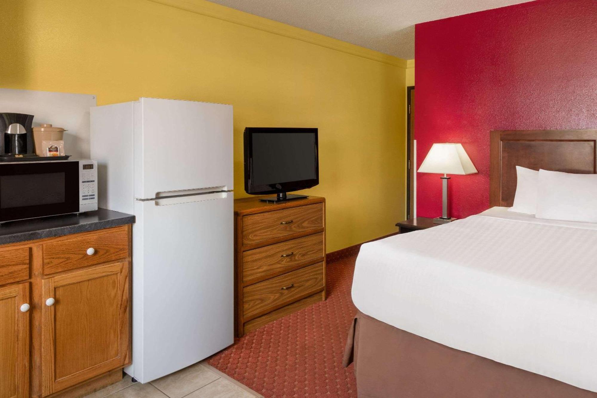 Baymont By Wyndham Cedar Rapids Hotel Eksteriør billede