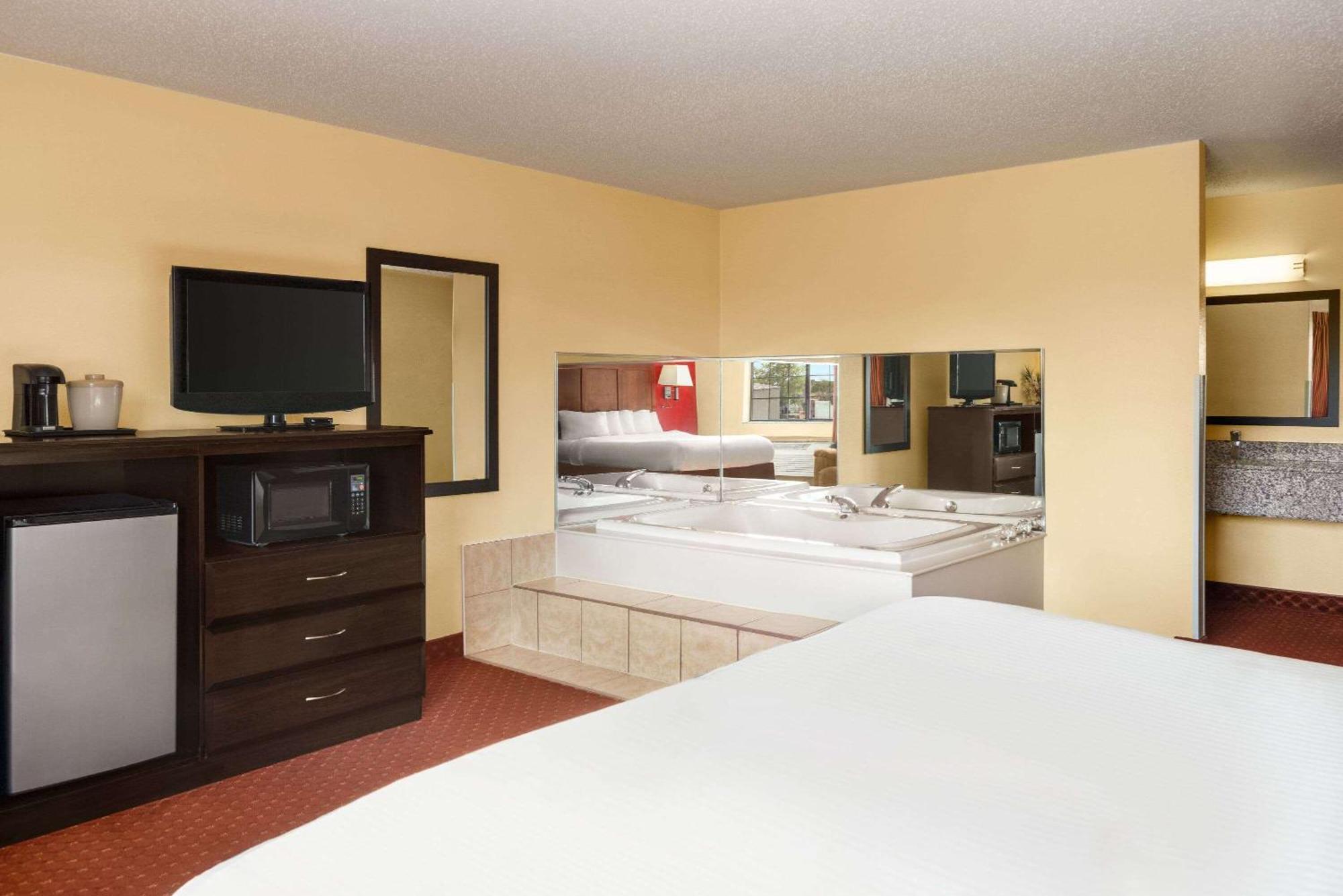 Baymont By Wyndham Cedar Rapids Hotel Eksteriør billede