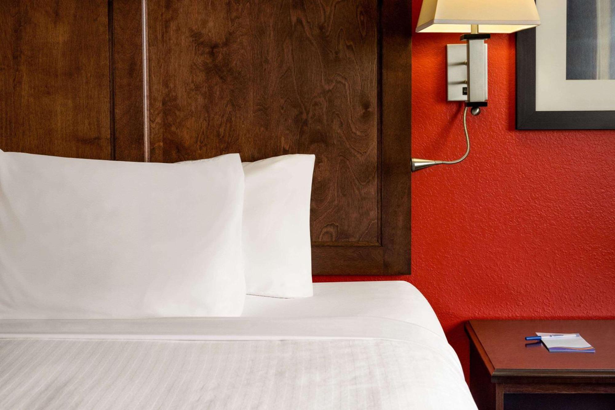 Baymont By Wyndham Cedar Rapids Hotel Eksteriør billede