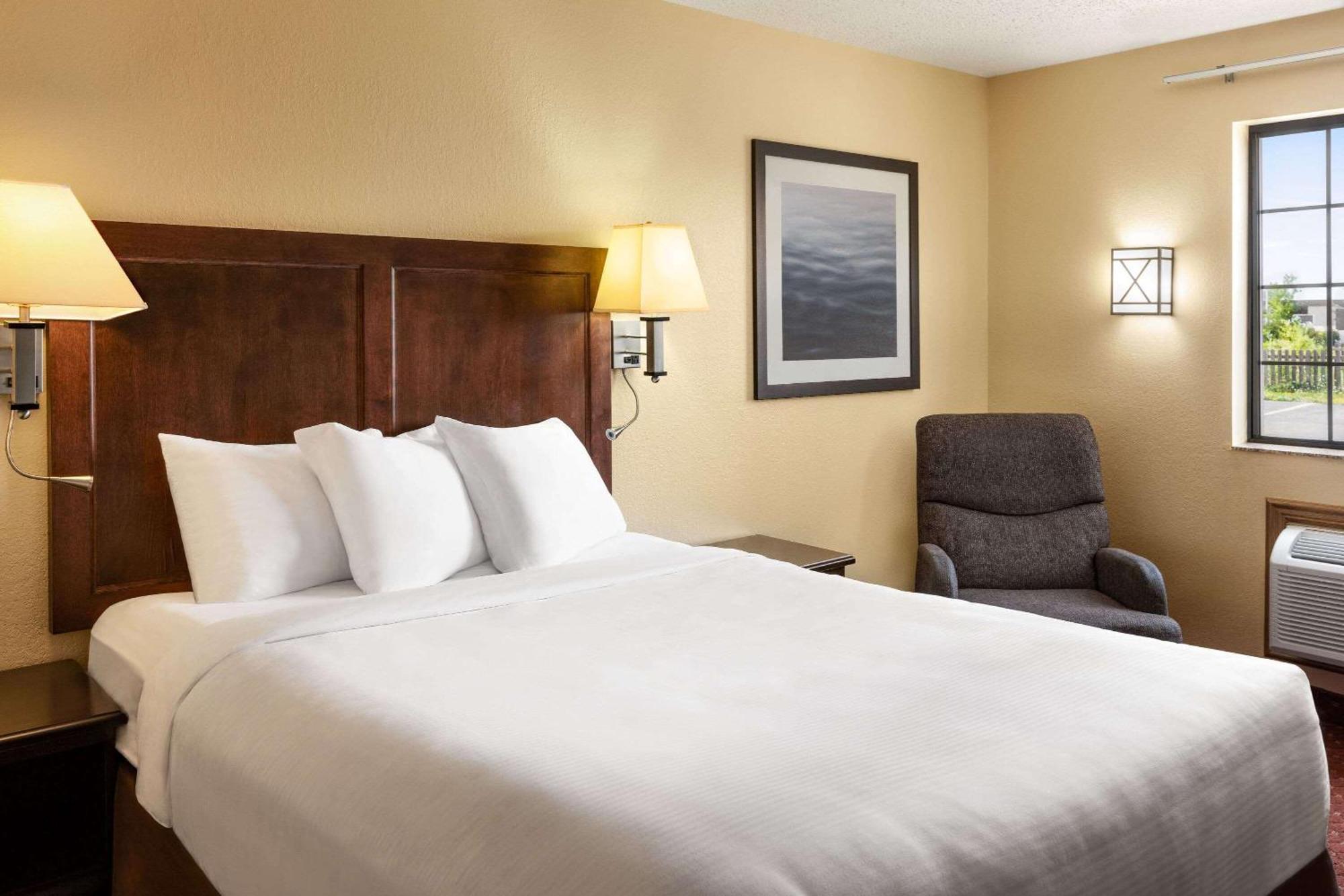 Baymont By Wyndham Cedar Rapids Hotel Eksteriør billede